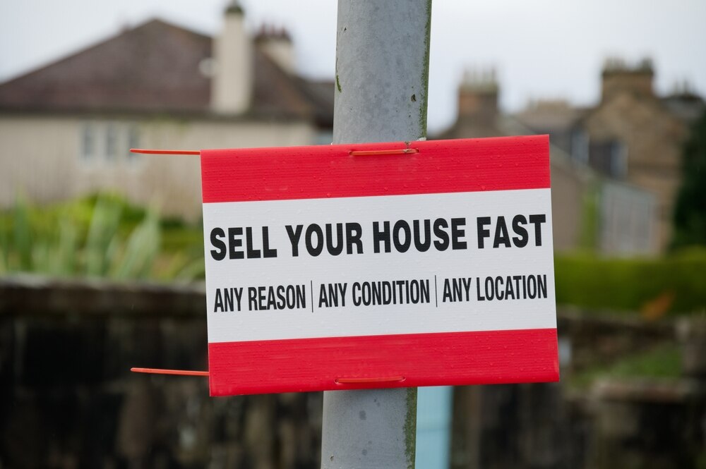 Sell your house fast no sign outside home